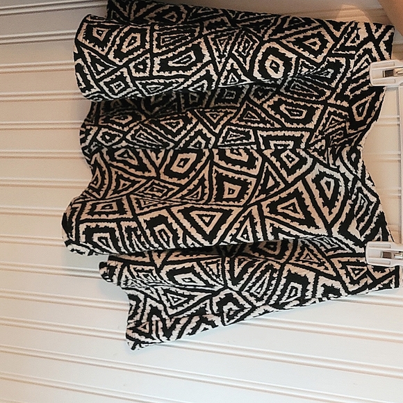 Zara Black and white designed, textured fabric, skater/ circle skirt - Picture 5 of 5